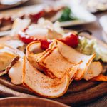 Como salgar banha de porco à moda ucraniana num frasco: poderá comê-la com os lábios Como salgar banha de porco à moda ucraniana num frasco: